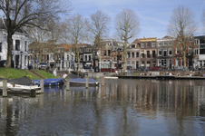 909617 Gezicht op de Weerdsluis en de panden aan de Bemuurde Weerd O.Z. te Utrecht, vanaf de Nieuwekade, met links het ...